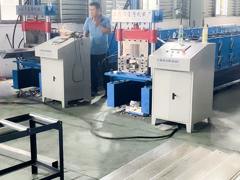 Macchina per la formatura di rotoli di travi per contenitori staccabili