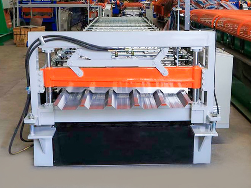 Macchina per la formatura di rotoli di fogli per coperture ad alta velocità