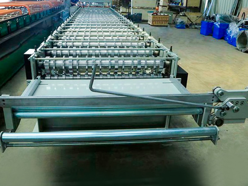 Macchina per la formatura di rotoli di fogli per coperture ad alta velocità