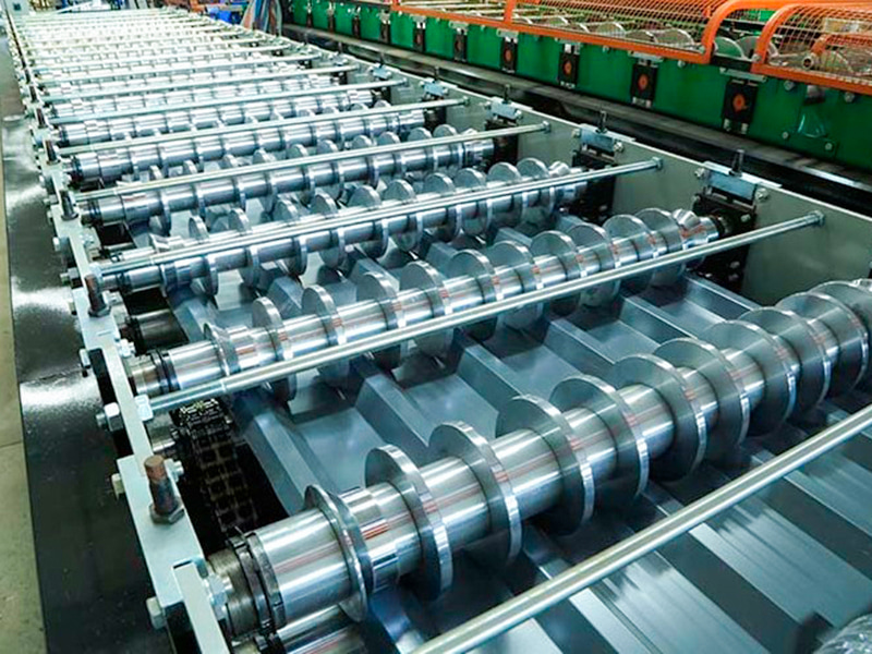 Macchina per la formatura di rotoli di fogli per coperture ad alta velocità