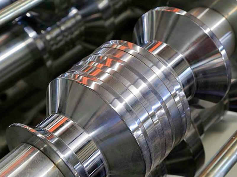 Macchina per la formatura di rotoli di fogli per coperture ad alta velocità