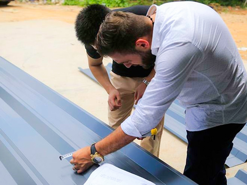 Macchina per la formatura di rotoli di fogli per coperture ad alta velocità