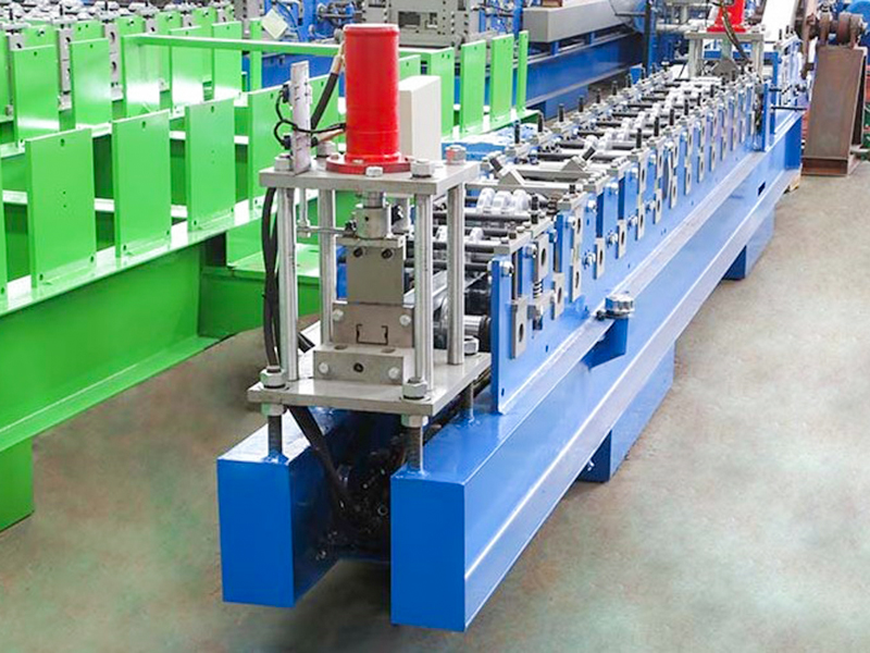 Macchina per la formatura di rotoli di profili per pallet