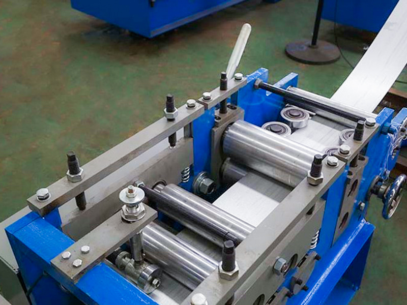 Macchina per la formatura di rotoli di profili per pallet