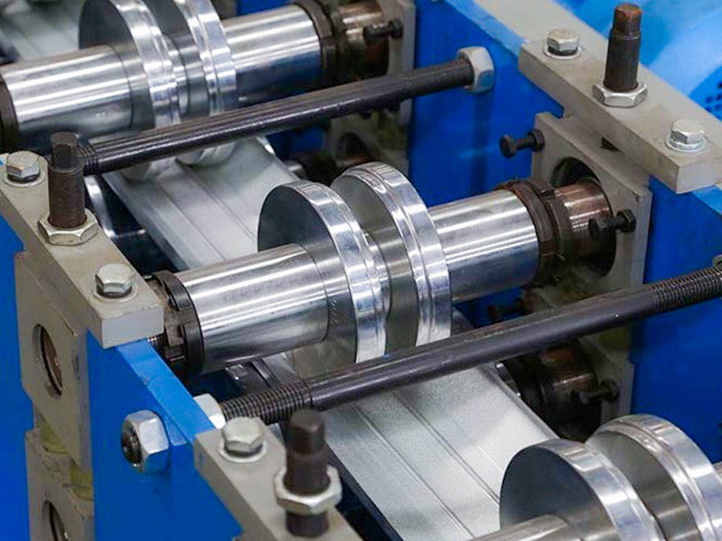 Macchina per la formatura di rotoli di profili per pallet
