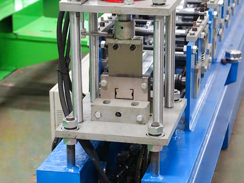 Macchina per la formatura di rotoli di profili per pallet