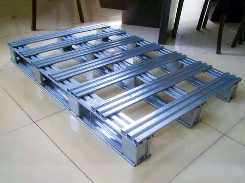 Macchina per la formatura di rotoli di profili per pallet