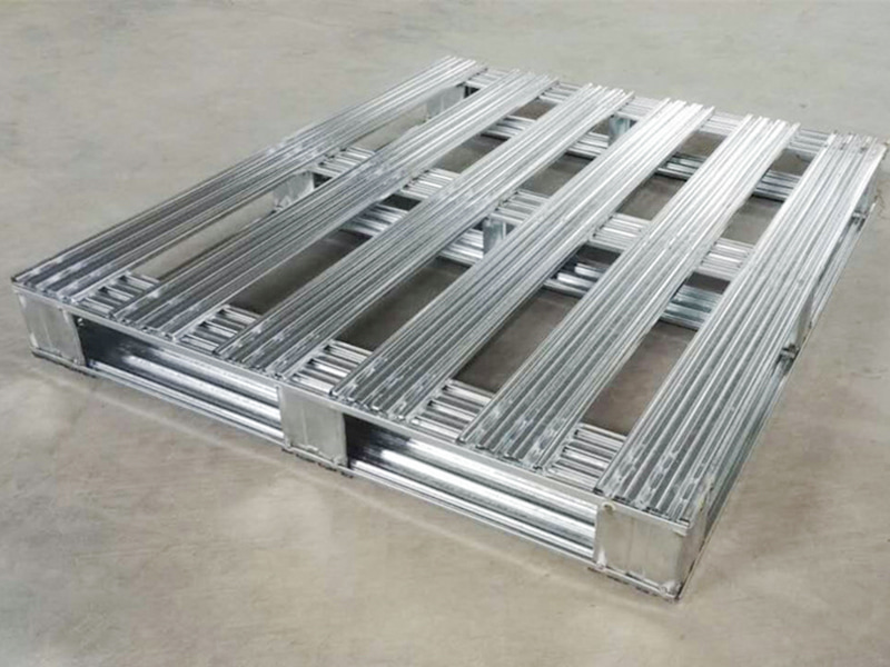 Macchina per la formatura di rotoli di profili per pallet