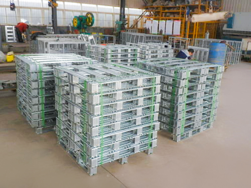 Macchina per la formatura di rotoli di profili per pallet