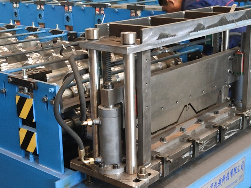 YX25-820 Macchina per la formatura di rotoli di piastrelle fotovoltaiche facile da installare