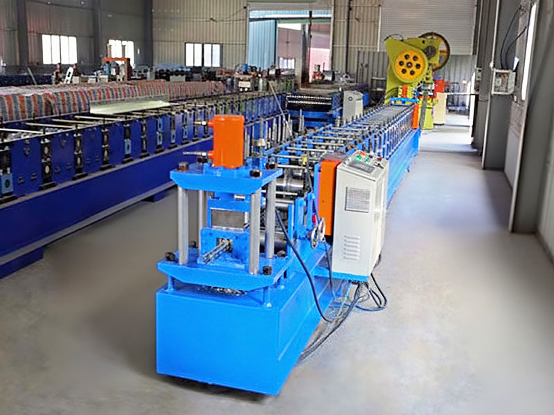 Macchine per la formatura di rulli per canali a puntone solare